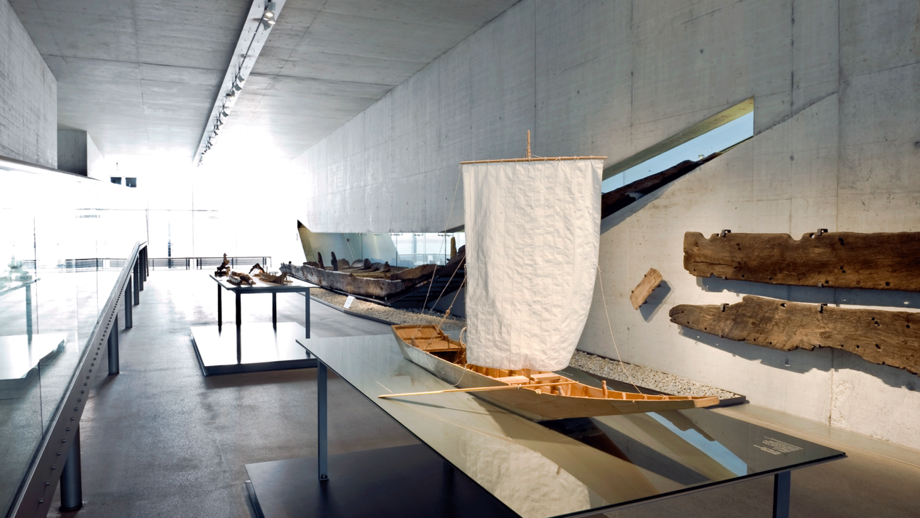 Blick in den Museumsbereich Schiffsanbau mit Modell einer Lädine im Vordergrund.
