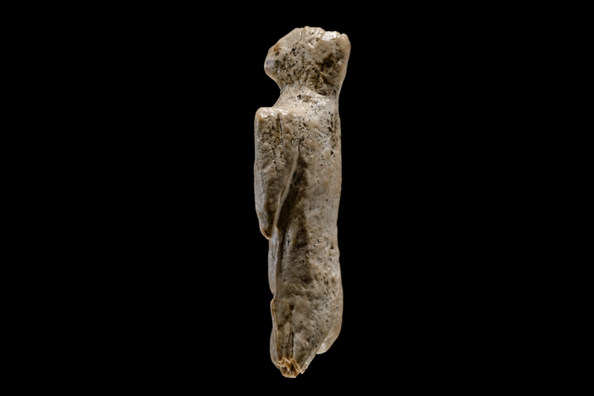 Das nur 2,6 cm große Elfenbeinfragment wird als aufrechtstehendes Mischwesen zwischen Tier- und Mensch interpretiert: man erkennt den Kopf, Auge und eine ausgeprägte Schulter. Der Oberkörper ist gestreckt, die linke Seite, Arm und Bein sind nur schematisch ausgearbeitet. 